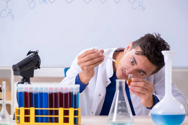 Jonge chemicus zitten in het lab — Stockfoto