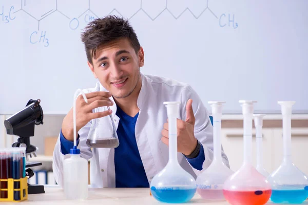 Jovem químico sentado no laboratório — Fotografia de Stock