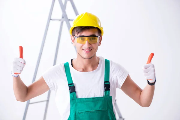 Junge Arbeiter mit Schutzausrüstung im Sicherheitskonzept — Stockfoto