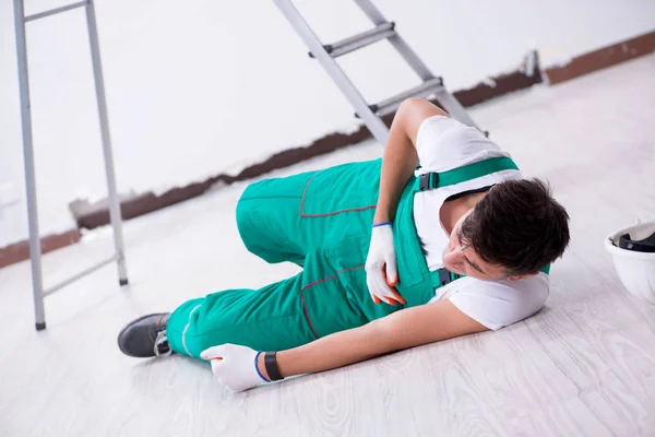 Junger Arbeiter stürzt von Leiter — Stockfoto