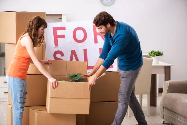 Young family offering house for sale and moving out — Stock Photo, Image