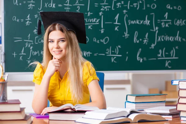 Fiatal női hallgató előtt a chalkboard — Stock Fotó