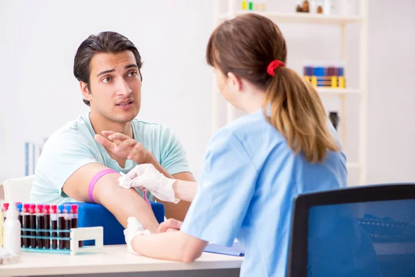 Ung patient under provtagningsförfarandet för blodprov — Stockfoto