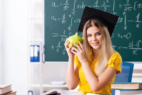 Jeune étudiante devant le tableau noir — Photo