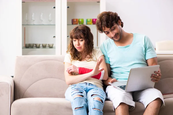 Familia joven ayudándose mutuamente después de una lesión — Foto de Stock