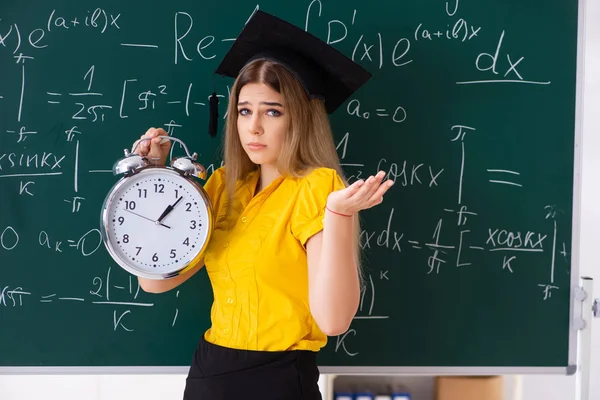 Mladá studentka před tabuli — Stock fotografie