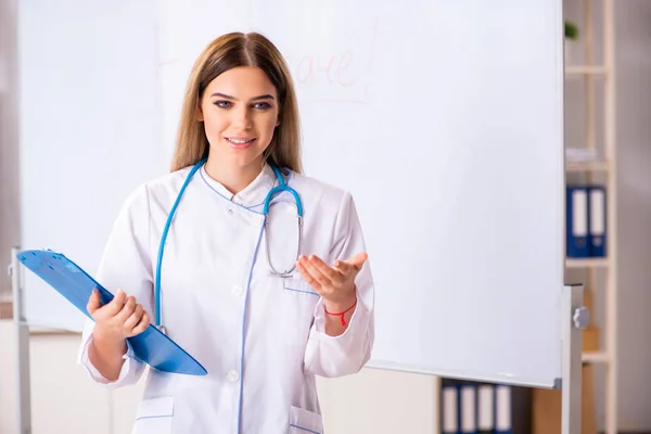白い板の前に立つ若い女性医師 — ストック写真