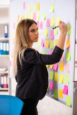 Çakışan öncelikleri kavram genç güzel businesslady 