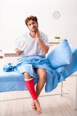 Yaralı adam hastanede tedavi bekliyor.