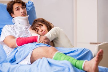 Hastanede yaralı kocayla ilgilenen sevgili bir eş. 