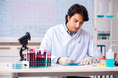 Laboratuvarda çalışan genç bir kimyager. 