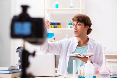 Kimyager blogu için video kaydediyor