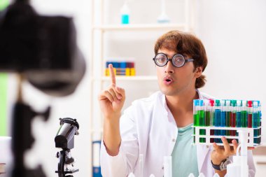 Kimyager blogu için video kaydediyor