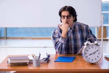 Beyaz tahta önünde komik erkek öğretmen 