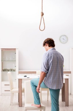 Genç adam asarak intihar etmeye hazırlanıyor