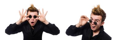 Komik adam beyaz izole güneş gözlüğü takıyor