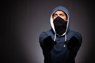 Gri arka plan üzerinde başlık genç gangster 