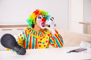 Erkek palyaço evde perfomance için hazırlanıyor 
