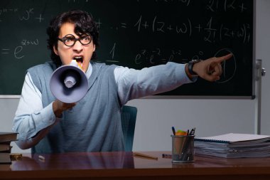 Kara tahta önünde genç matematik öğretmeni