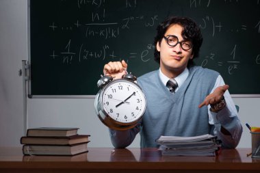 Kara tahta önünde genç matematik öğretmeni