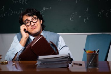 Kara tahta önünde genç matematik öğretmeni