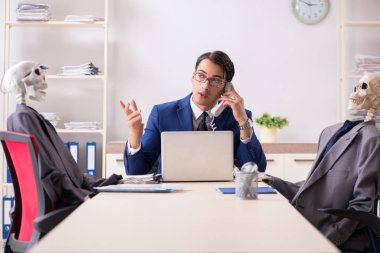 Patron ve iskeletlerle tuhaf bir iş görüşmesi.