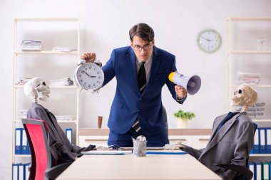 Patron ve iskeletlerle tuhaf bir iş görüşmesi.