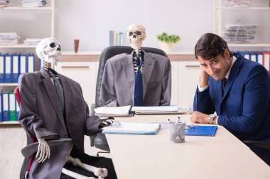 Patron ve iskeletlerle tuhaf bir iş görüşmesi.