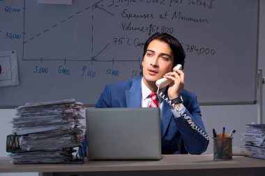 Genç zarif mali uzman office gece t içinde çalışma