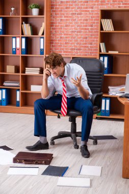 Ofiste oturan mutsuz iş adamı. 