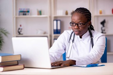 Siyah kadın doktor Kliniği'nde çalışan 