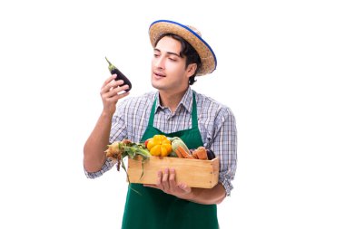 Beyaz arka planda taze ürünleri olan genç çiftçi.