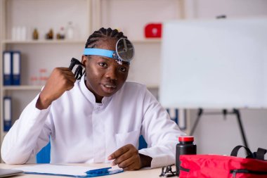 Siyah kadın doktor Kliniği'nde çalışan 