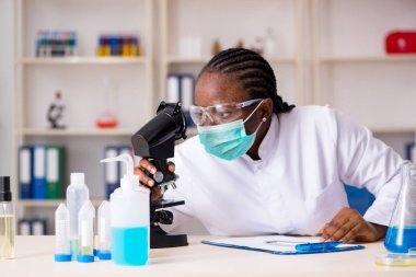 Laboratuarda çalışan genç siyah kimyager 