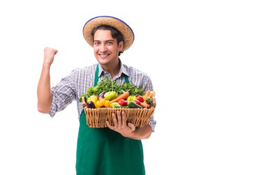 Beyaz arka planda taze ürünleri olan genç çiftçi.
