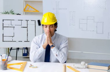 Projede çalışan genç yakışıklı mimar 