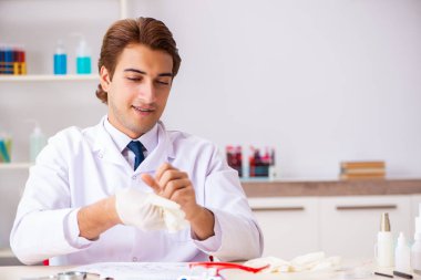 Laboratuarda çalışan genç uzman kriminoloji uzmanı 