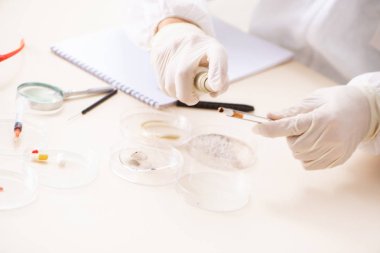 Laboratuarda çalışan genç uzman kriminoloji uzmanı 