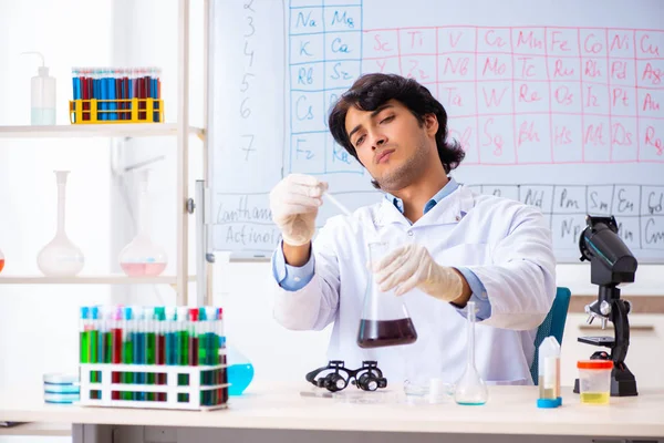 Jonge chemicus werkt in het lab — Stockfoto