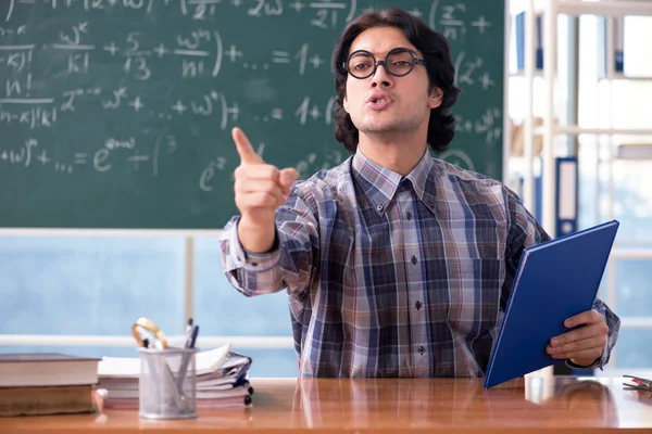 Jonge grappige wiskundeleraar voorkant schoolbord — Stockfoto