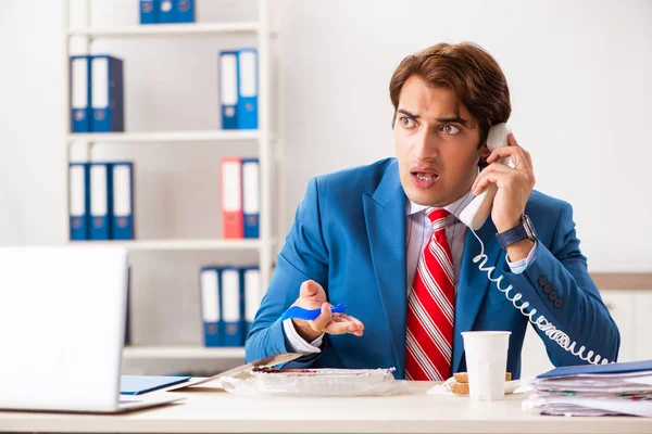 Man Met Maaltijd Het Werk Tijdens Pauze — Stockfoto