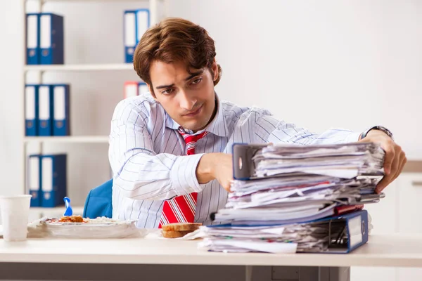 Mann isst in der Pause bei der Arbeit — Stockfoto