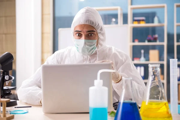 Biotechnologia mężczyzna naukowiec chemik pracuje w laboratorium — Zdjęcie stockowe