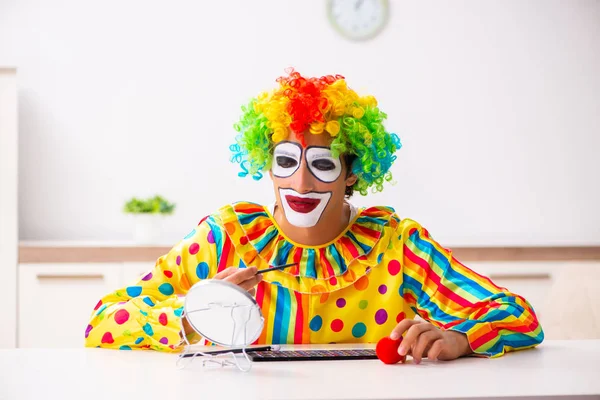 Manliga clown förbereder för perfomance hemma — Stockfoto