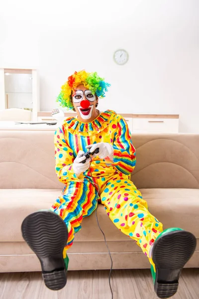 Palhaço macho se preparando para a perfomance em casa — Fotografia de Stock