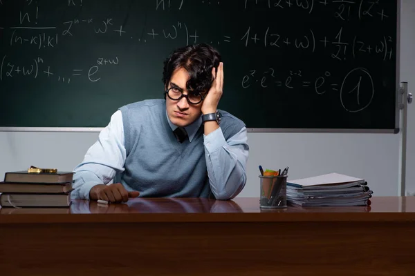 黒板の前で若い数学の先生 — ストック写真
