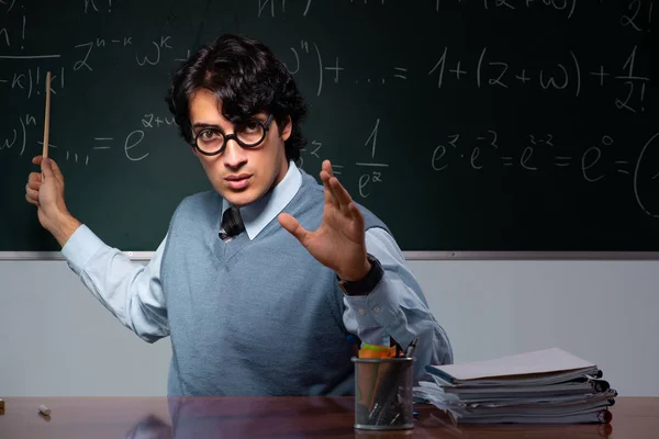 Jonge wiskundeleraar voorkant schoolbord — Stockfoto