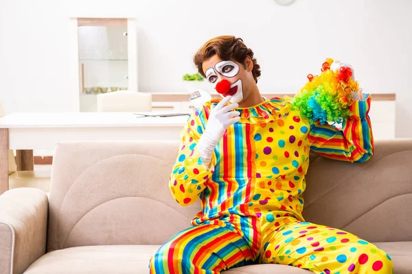 Clown masculin se préparant à la parfumerie à la maison — Photo