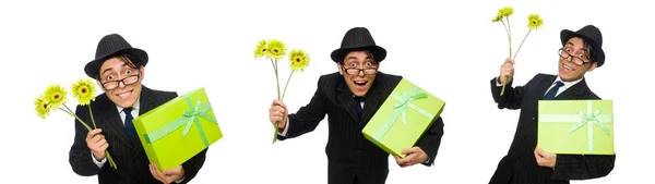 Lustiger Mann mit Blumen und Schachtel — Stockfoto