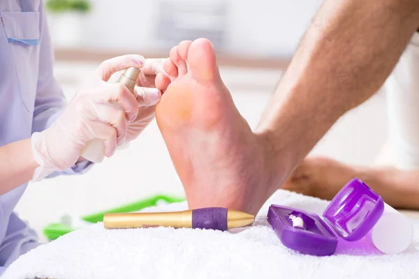 Podiatrist treating feet during procedure — Stock Photo, Image